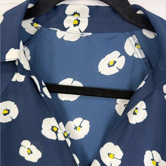 Cabi women’s Go To Button up style, navy & white floral blouse size XS. - Picture 3 of 7